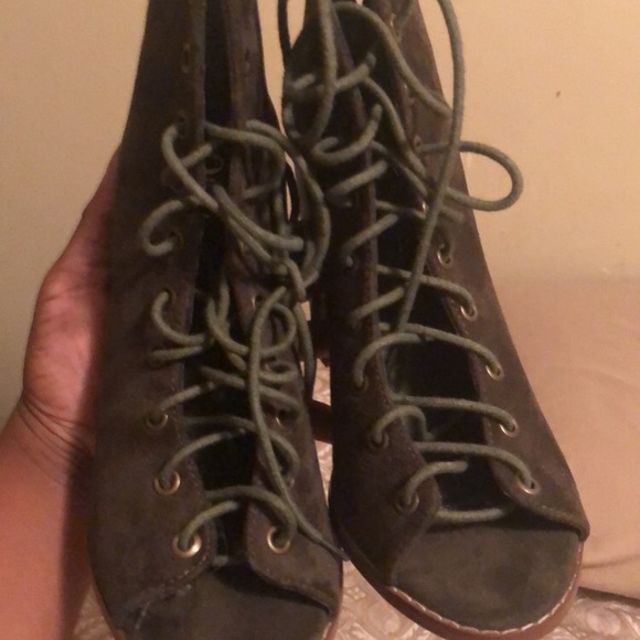 Shoe - Picture 1 of 5